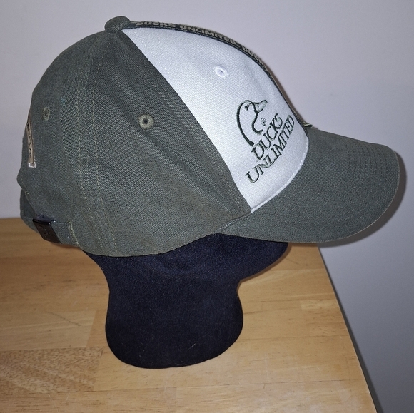 A Ducks Unlimited adjustable strap ball cap in an OSFM. Pre-loved in great shape - Picture 4 of 6